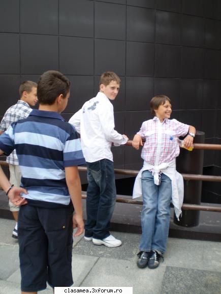 oare dupa ce se uitau? :razz: poze